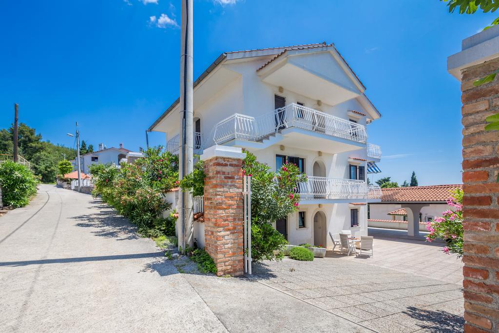 Ava Apartments Omisalj Bagian luar foto