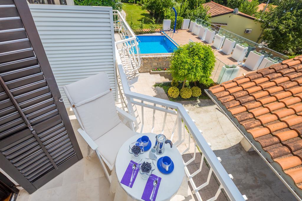 Ava Apartments Omisalj Bagian luar foto
