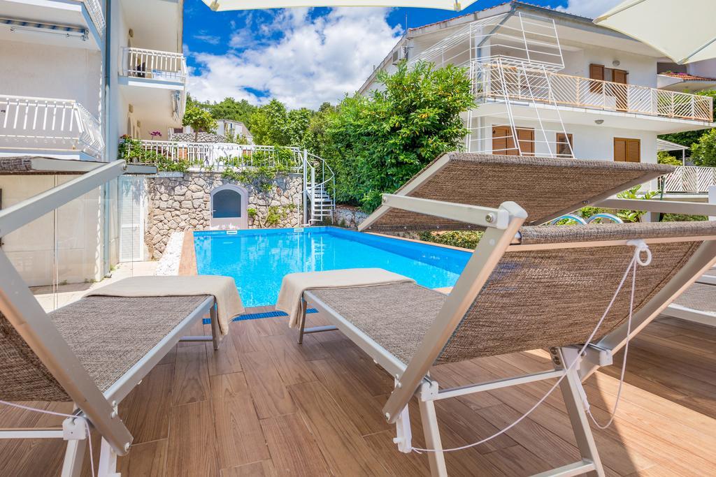 Ava Apartments Omisalj Bagian luar foto