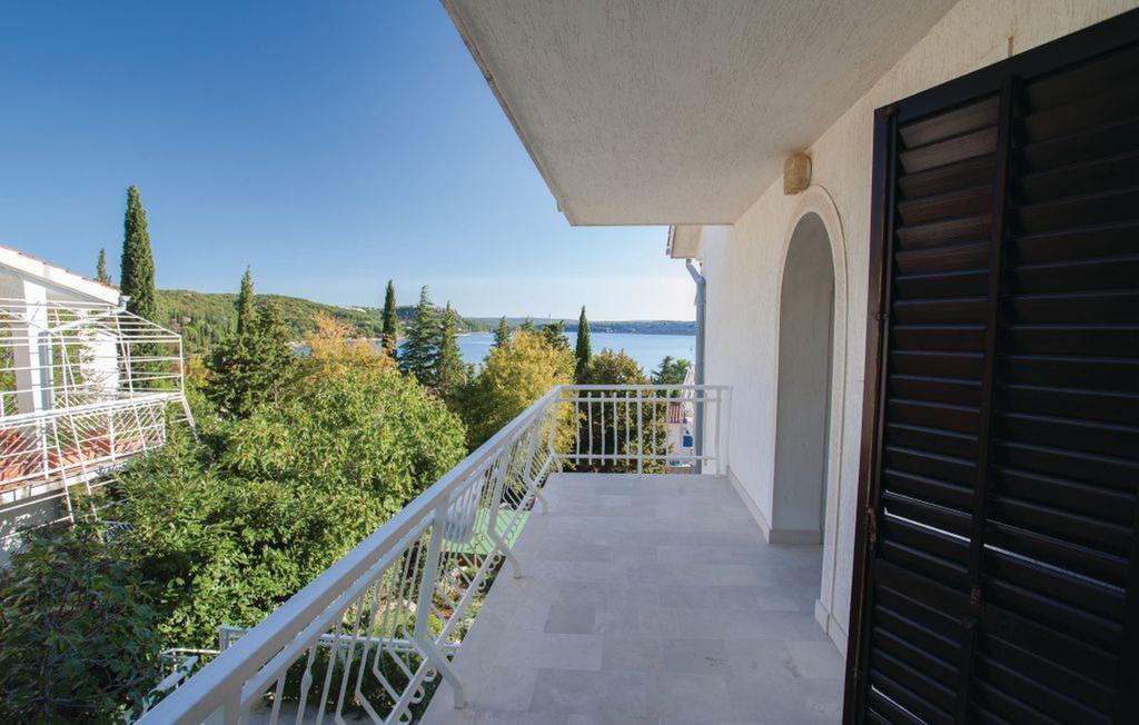Ava Apartments Omisalj Bagian luar foto
